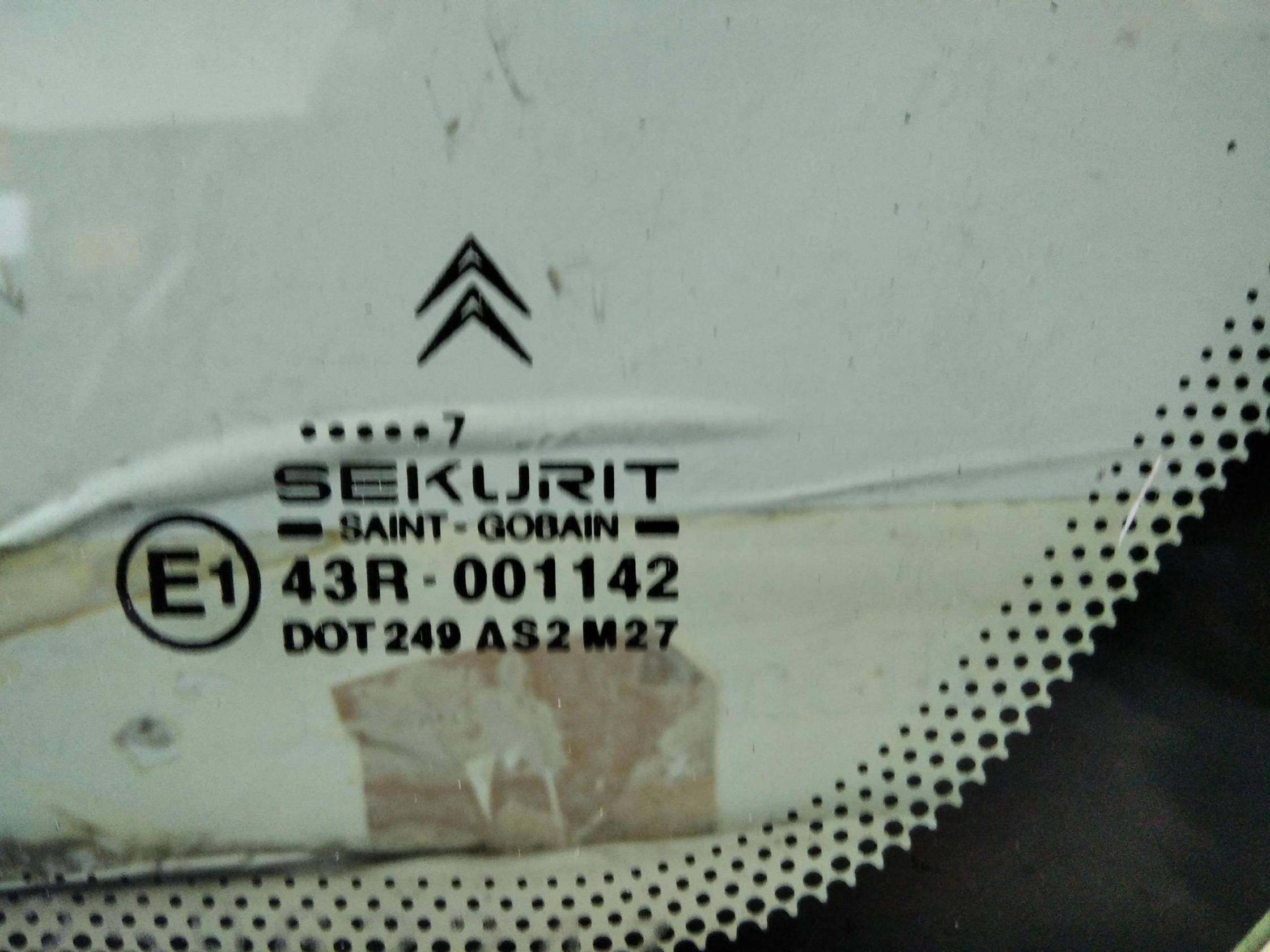 Fisso parafango ant. sx.